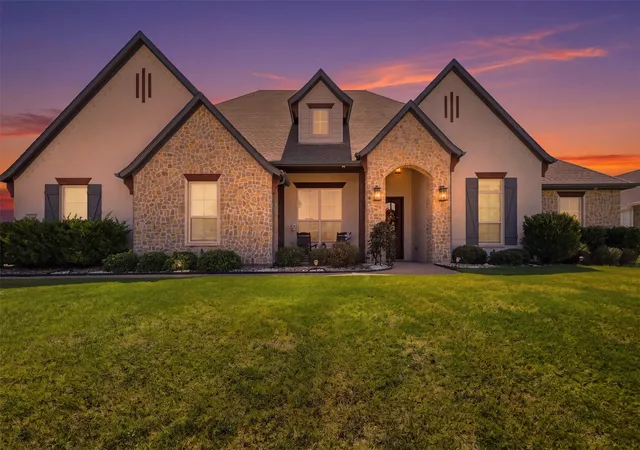 Photo 3 of Single family home for sale at 860 San Saba E, Midlothian, TX 76065 | MLS# 21392718 | Listing updated on 2026-10-09