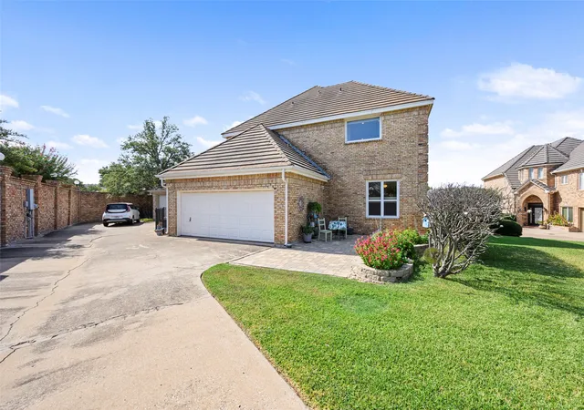 Photo 3 of Single family home for sale at 8404 Sunset Cvs Dr, Fort Worth, TX 76179 | MLS# 21392757 | Listing updated on 2026-09-26