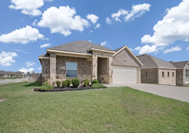 Photo 2 of Single family home for sale at 418 War Emblem Ln, Waxahachie, TX 75165 | MLS# 21395085 | Listing updated on 2026-10-10