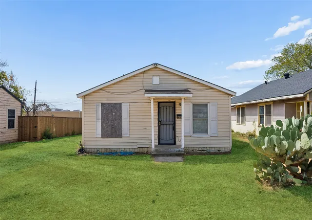Photo 1 of Single family home for sale at 1224 E Morningside Dr, Fort Worth, TX 76104 | MLS# 21394051 | Listing updated on 2026-10-05