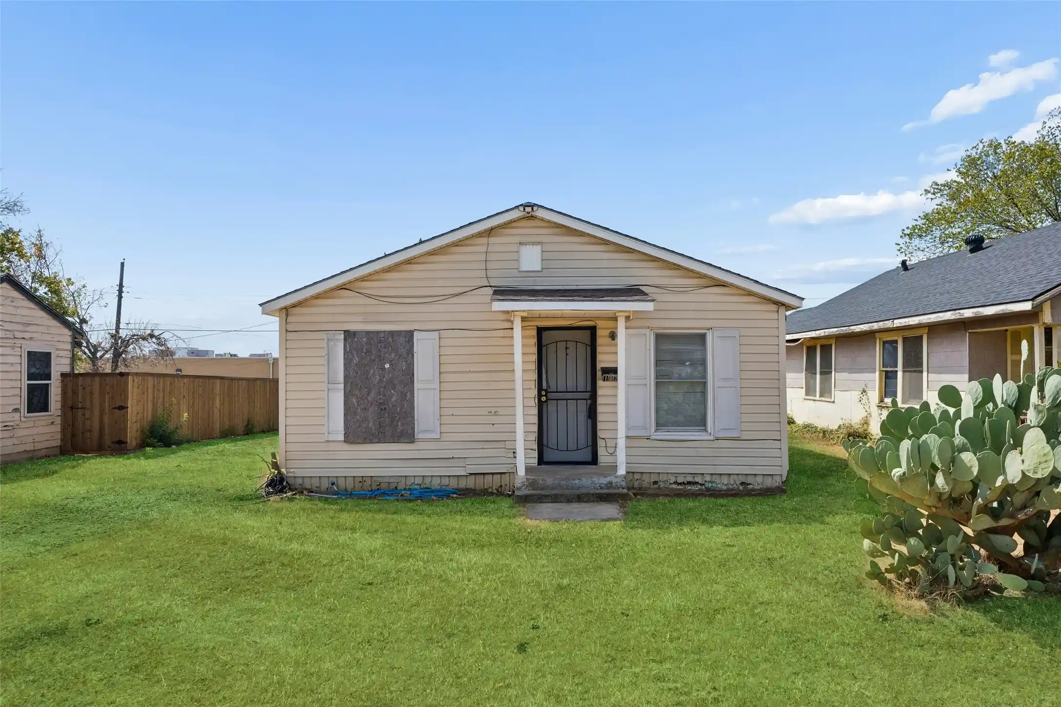 Photo 1 of Sale Pending at 1224 E Morningside Dr, Fort Worth, TX 76104 | MLS# 21394051 | Listing updated on 2026-10-28