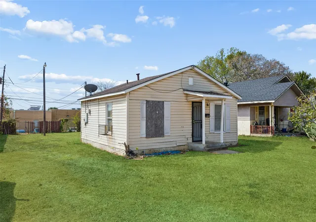 Photo 2 of Single family home for sale at 1224 E Morningside Dr, Fort Worth, TX 76104 | MLS# 21394051 | Listing updated on 2026-10-05