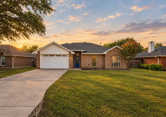Photo 1 of Single family home for sale at 1810 Sharon Dr, Corinth, TX 76210 | MLS# 21385504 | Listing updated on 2026-10-08