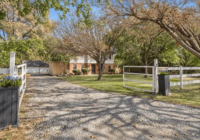 Single family home for sale at 8912 S Hickory Rd, Krum, TX 76249 | MLS# 21388075