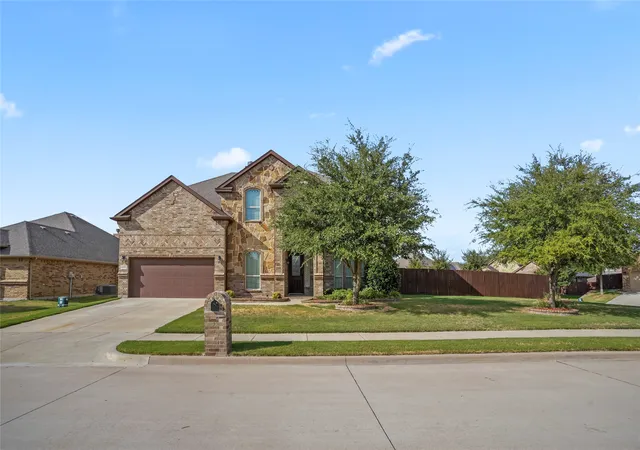Photo 2 of Single family home for sale at 425 Rossville Dr, Midlothian, TX 76065 | MLS# 21387187 | Listing updated on 2026-10-08