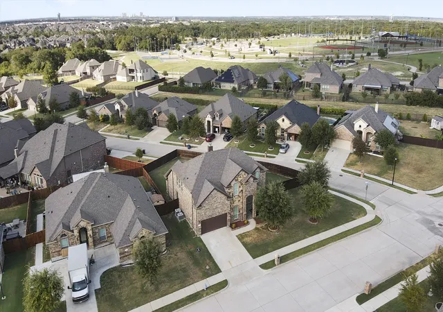 Photo 3 of Single family home for sale at 425 Rossville Dr, Midlothian, TX 76065 | MLS# 21387187 | Listing updated on 2026-10-08