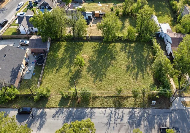 Photo 3 of Sale Pending at 817 House St, Fort Worth, TX 76103 | MLS# 21393881 | Listing updated on 2026-09-29