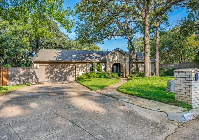 Photo 1 of Single family home for sale at 2821 Buffalo Ct, Arlington, TX 76013 | MLS# 21394845 | Listing updated on 2026-10-03
