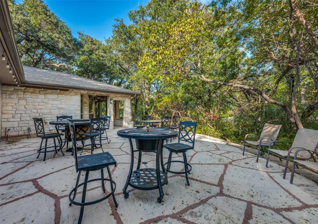 Photo 3 of Single family home for sale at 2821 Buffalo Ct, Arlington, TX 76013 | MLS# 21394845 | Listing updated on 2026-10-03