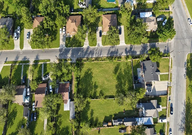 Photo 2 of Sale Pending at 825 House St, Fort Worth, TX 76103 | MLS# 21394818 | Listing updated on 2026-09-29