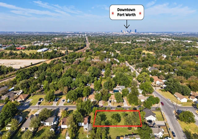 Photo 3 of Sale Pending at 825 House St, Fort Worth, TX 76103 | MLS# 21394818 | Listing updated on 2026-09-29