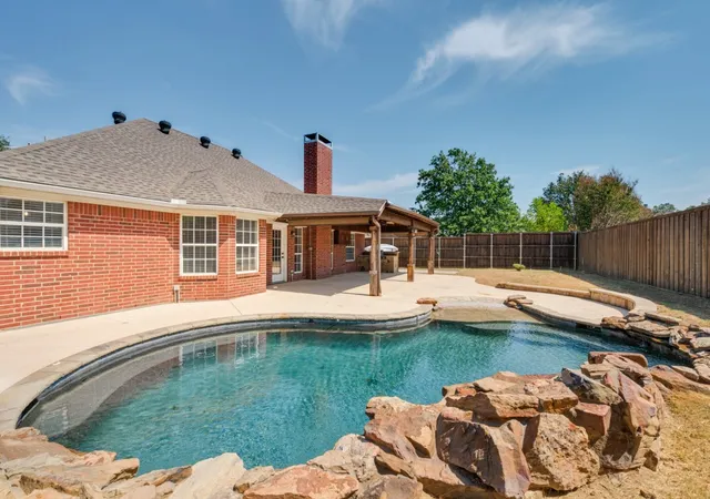 Photo 3 of Single family home for sale at 1005 Diane St, Aubrey, TX 76227 | MLS# 21384303 | Listing updated on 2026-10-08