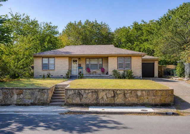 Photo 1 of Single family home for sale at 1325 W Water St, Weatherford, TX 76086 | MLS# 21374222 | Listing updated on 2026-09-27
