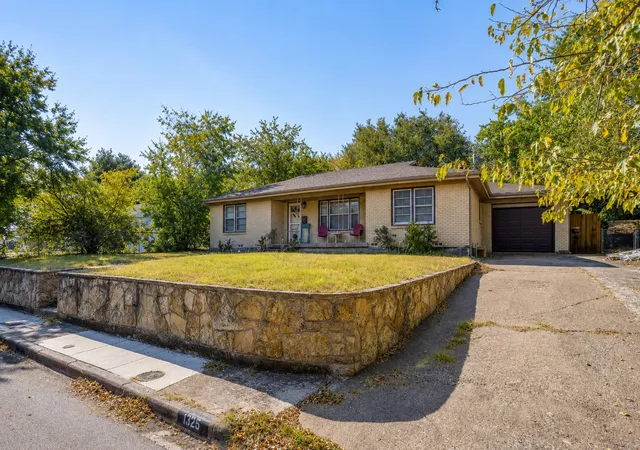 Photo 2 of Single family home for sale at 1325 W Water St, Weatherford, TX 76086 | MLS# 21374222 | Listing updated on 2026-09-27