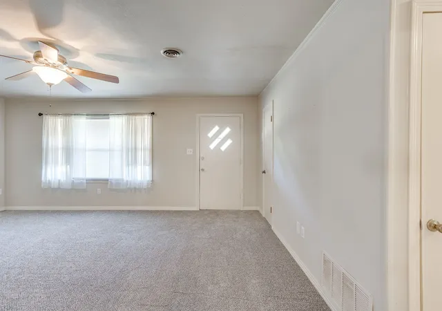 Photo 3 of Single family home for sale at 1325 W Water St, Weatherford, TX 76086 | MLS# 21374222 | Listing updated on 2026-09-27