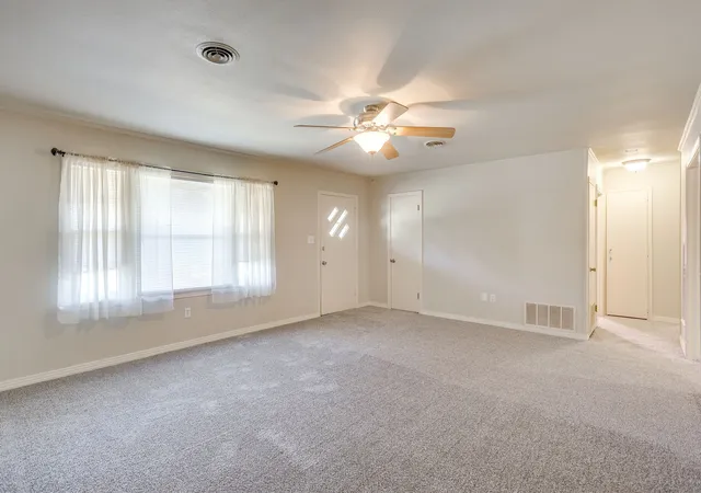 Photo 3 of Single family home for sale at 1325 W Water St, Weatherford, TX 76086 | MLS# 21374222 | Listing updated on 2026-09-27