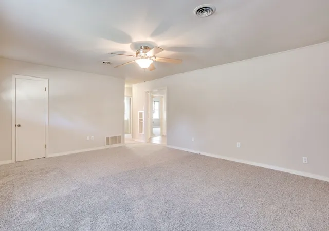 Photo 4 of Single family home for sale at 1325 W Water St, Weatherford, TX 76086 | MLS# 21374222 | Listing updated on 2026-09-27