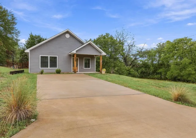 Photo 2 of Single family home for sale at 225 E Washington St, Denison, TX 75021 | MLS# 21370523 | Listing updated on 2026-10-03