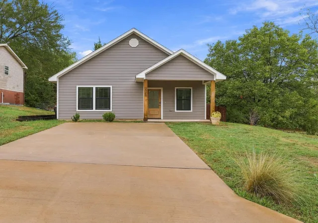 Photo 3 of Single family home for sale at 225 E Washington St, Denison, TX 75021 | MLS# 21370523 | Listing updated on 2026-10-03