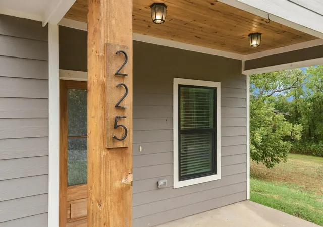 Photo 3 of Single family home for sale at 225 E Washington St, Denison, TX 75021 | MLS# 21370523 | Listing updated on 2026-10-03