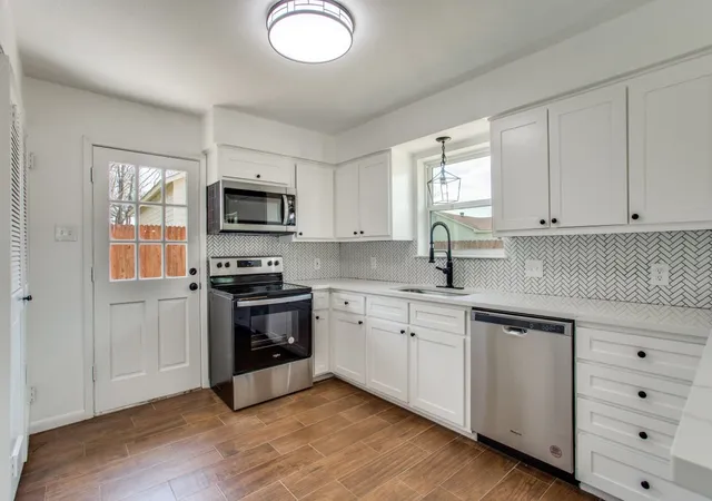 Photo 2 of Single family home for sale at 1307 Worthington St, Grapevine, TX 76051 | MLS# 21395378 | Listing updated on 2026-10-04