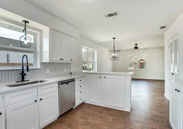 Photo 3 of Single family home for sale at 1307 Worthington St, Grapevine, TX 76051 | MLS# 21395378 | Listing updated on 2026-10-04