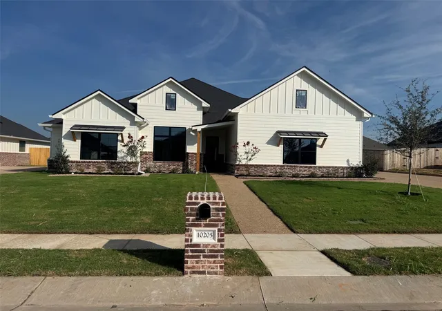 Photo 1 of Single family home for sale at 10205 Charmwood Dr, Woodway, TX 76712 | MLS# 21390775 | Listing updated on 2026-09-25