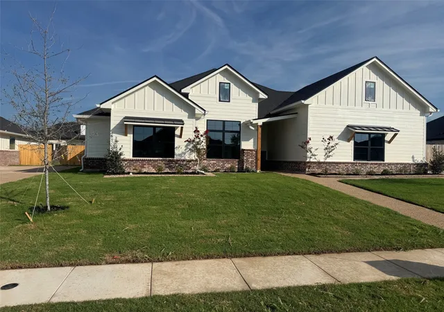 Photo 2 of Single family home for sale at 10205 Charmwood Dr, Woodway, TX 76712 | MLS# 21390775 | Listing updated on 2026-09-25