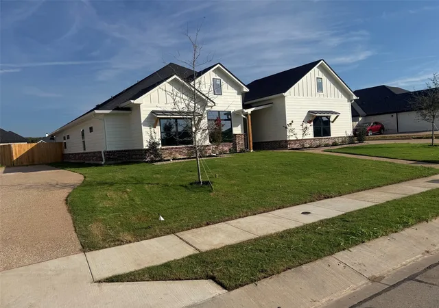 Photo 3 of Single family home for sale at 10205 Charmwood Dr, Woodway, TX 76712 | MLS# 21390775 | Listing updated on 2026-09-25