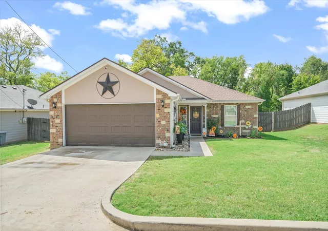 Photo 1 of Single family home for sale at 543 Foster St, Canton, TX 75103 | MLS# 21395192 | Listing updated on 2026-09-25