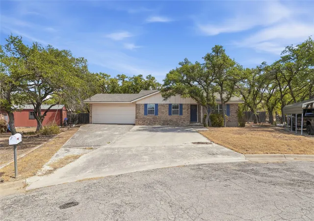 Photo 2 of Single family home for sale at 102 Broadmoor Cir, Brownwood, TX 76801 | MLS# 21388642 | Listing updated on 2026-10-05