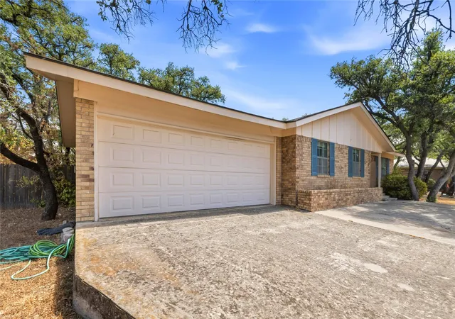 Photo 3 of Single family home for sale at 102 Broadmoor Cir, Brownwood, TX 76801 | MLS# 21388642 | Listing updated on 2026-10-05