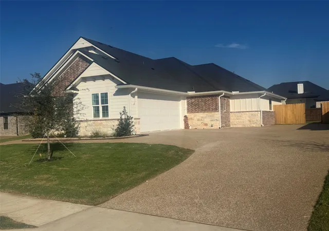 Photo 3 of Single family home for sale at 10209 Charmwood Dr, Woodway, TX 76712 | MLS# 21393466 | Listing updated on 2026-09-25