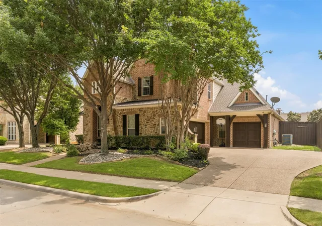Photo 3 of Single family home for sale at 1005 High Hawk Trl, Euless, TX 76039 | MLS# 21395386 | Listing updated on 2026-10-10