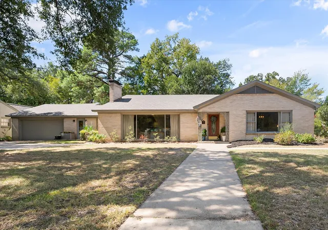 Photo 1 of Single family home for sale at 708 S Palestine St, Athens, TX 75751 | MLS# 21394457 | Listing updated on 2026-09-25