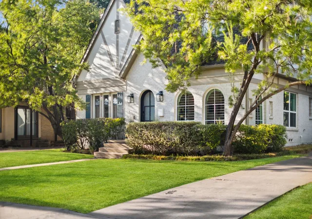 Photo 2 of Sale Pending at 5709 Kenwood Ave, Dallas, TX 75206 | MLS# 21394920 | Listing updated on 2026-10-09
