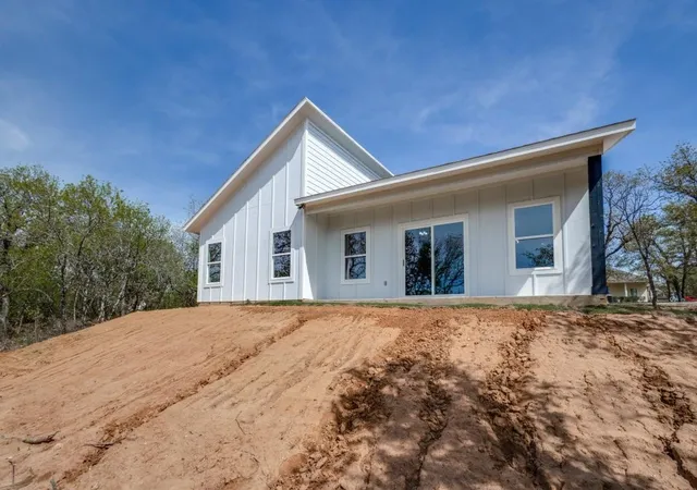 Photo 2 of Single family home for sale at 267 Jim Walter Dr, Runaway Bay, TX 76426 | MLS# 21395519 | Listing updated on 2026-09-25
