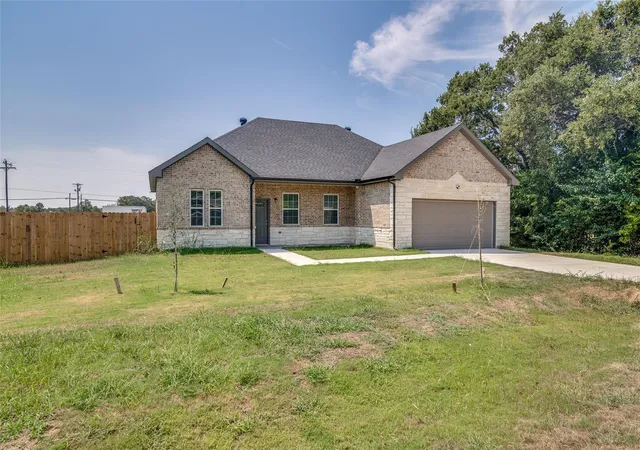 Photo 1 of Single family home for sale at 701 Lakeland Dr, Quinlan, TX 75474 | MLS# 21394029 | Listing updated on 2026-09-25