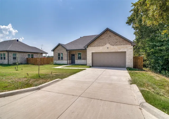 Photo 2 of Single family home for sale at 701 Lakeland Dr, Quinlan, TX 75474 | MLS# 21394029 | Listing updated on 2026-09-25