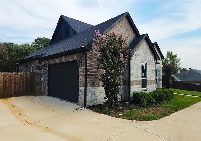 Photo 1 of Single family home for sale at 740 Arledge St, Azle, TX 76020 | MLS# 21395582 | Listing updated on 2026-09-25