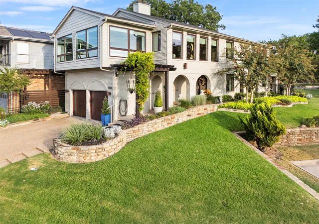 Photo 2 of Single family home for sale at 5713 Southern Cross Dr, Rockwall, TX 75032 | MLS# 21394112 | Listing updated on 2026-09-27