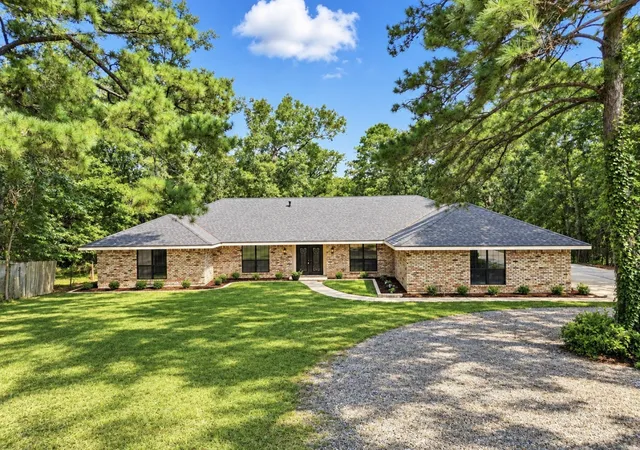 Photo 1 of Single family home for sale at 8152 S Lakeshore Dr, Shreveport, LA 71119 | MLS# 21391466 | Listing updated on 2026-09-25