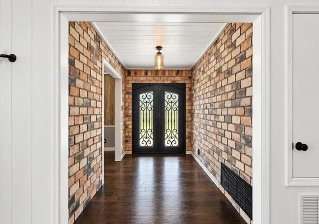 Photo 3 of Single family home for sale at 8152 S Lakeshore Dr, Shreveport, LA 71119 | MLS# 21391466 | Listing updated on 2026-09-25