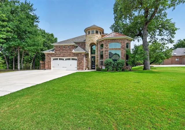 Photo 3 of Single family home for sale at 308 Familia Ct, Azle, TX 76020 | MLS# 21394526 | Listing updated on 2026-09-26
