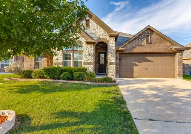 Photo 1 of Single family home for sale at 210 Ovaletta Dr, Justin, TX 76247 | MLS# 21385511 | Listing updated on 2026-10-09