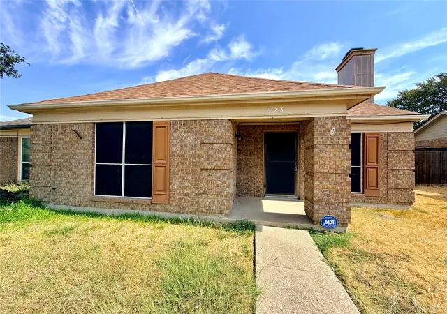 Photo 2 of Single family home for sale at 923 Binbrook Dr, Mesquite, TX 75149 | MLS# 21391180 | Listing updated on 2026-10-04