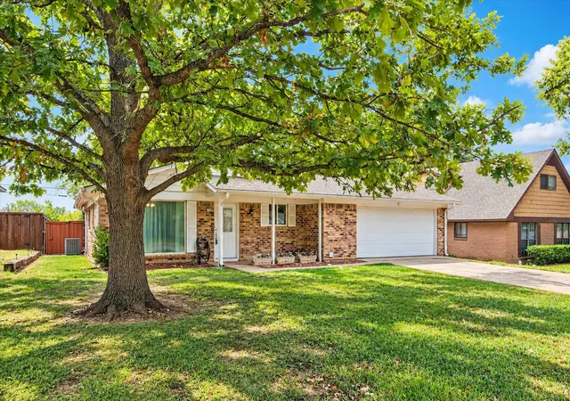 Photo 2 of Single family home for sale at 1109 S Valentine Dr, Sherman, TX 75090 | MLS# 21395397 | Listing updated on 2026-10-04