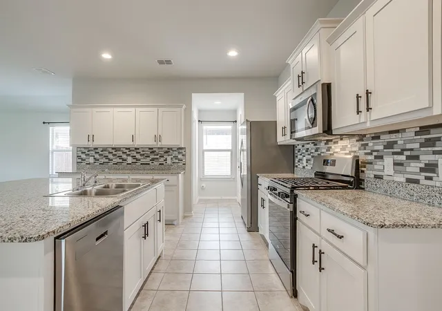 Photo 4 of Single family home for sale at 625 Basteen Ln, Justin, TX 76247 | MLS# 21391891 | Listing updated on 2026-09-26