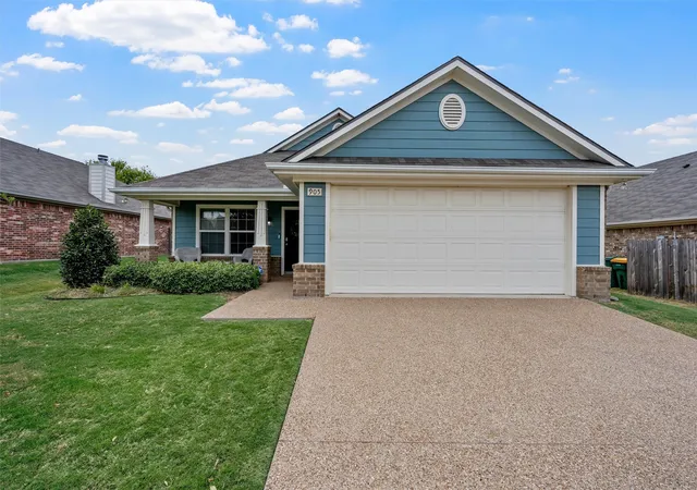 Photo 2 of Single family home for sale at 905 Heston Cir, Waco, TX 76706 | MLS# 21394725 | Listing updated on 2026-10-03