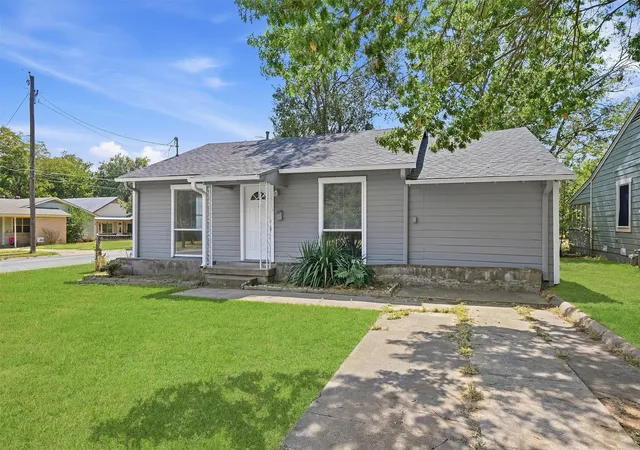 Photo 1 of Single family home for sale at 302 W Dexter St, Sherman, TX 75092 | MLS# 21395649 | Listing updated on 2026-10-03